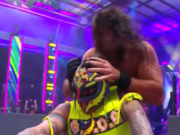 La rivalidad entre Seth Rollins y Rey Mysterio comenzó desde el mes de mayo. TWITTER / @wweespanol