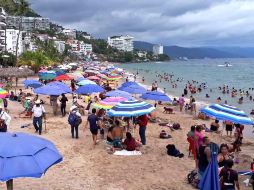 Así lució una playa de Puerto Vallarta este domingo. TWITTER@PCJalisco