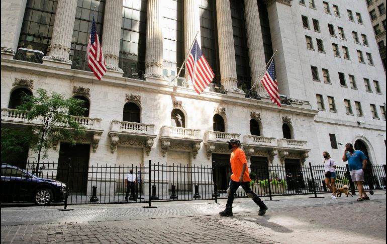 El parqué neoyorquino inicia la sesión en positivo, reaccionando a los resultados que la tecnológica IBM ofreció tras el cierre de ayer. AP/ M. Lennihan