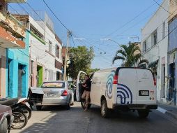 Personal del Instituto Jalisciense de Ciencias Forenses traslada el cuerpo a sus instalaciones en carácter de desconocido. ESPECIAL/ARCHIVO
