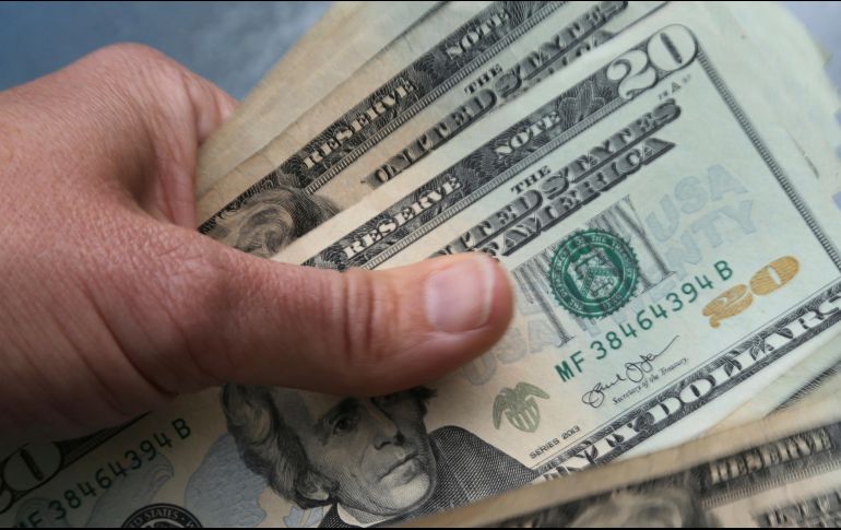 en las últimas dos semanas el peso habría acumulado una pérdida de 6.7% respecto al dólar. AP/ARCHIVO