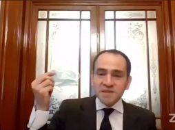 Durante la videollamada con miembros de la Canacintra, Herrera tomó en sus manos el cubrebocas y señaló la importancia de su uso. ESPECIAL