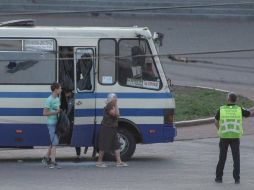 Elementos de la policía coordinan la salida de los rehenes de forma segura. EFE/M. Lyseiko