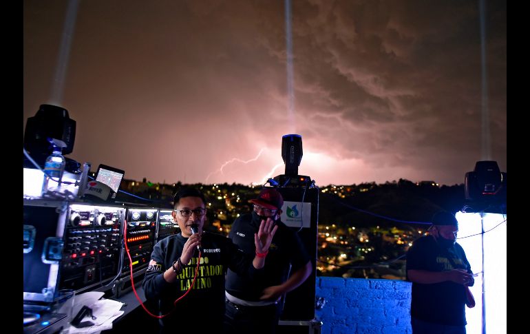Roberto Garcia (i) se prepara dar un show desde la azotea de su vivienda en Río Hondo, Naucalpan. AFP/A. Estrella
