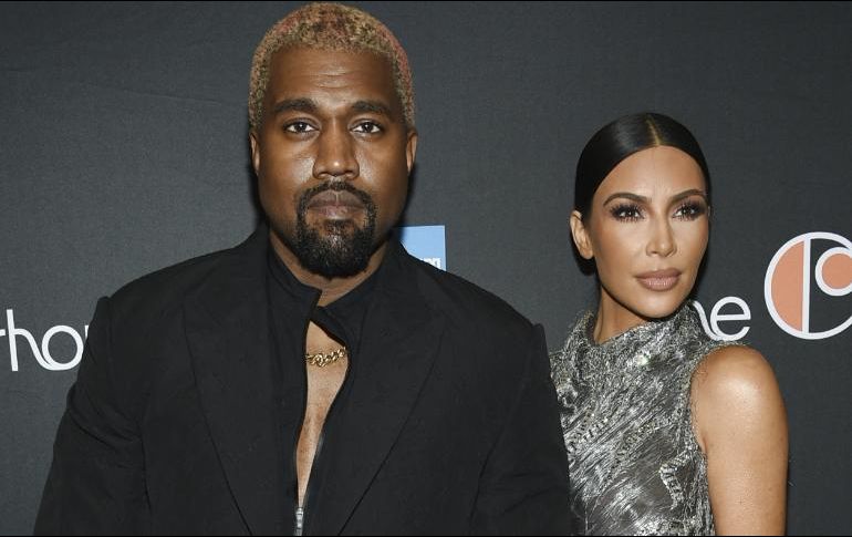 Kanye publicó una serie de mensajes extraños en su cuenta de Twitter, afirmando, que Kim quería internarlo en una clínica psiquiátrica. AP / ARCHIVO