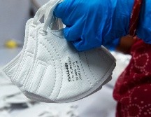 Gafas, mascarillas N95, overoles y purificadores de aire son entregados gracias a la donación de nueve millones y medio de pesos de la empresa aseguradora MetLife. AFP/ARCHIVO