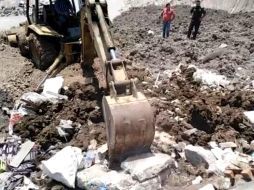 Corporaciones de rescate utilizaron maquinaria pesada para remover las toneladas de tierra. CAPTURA DE VIDEO