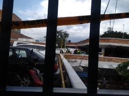 El cuerpo presenta heridas en el cuello, antebrazo y tórax. Se localizan indicios de arma corta. ESPECIAL