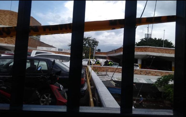 El cuerpo presenta heridas en el cuello, antebrazo y tórax. Se localizan indicios de arma corta. ESPECIAL