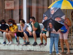 Varias personas esperan su turno para entrar en un banco este miércoles, en La Habana. EFE/Y. Zamora