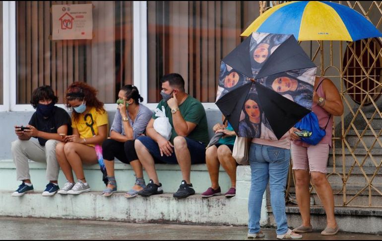 Varias personas esperan su turno para entrar en un banco este miércoles, en La Habana. EFE/Y. Zamora