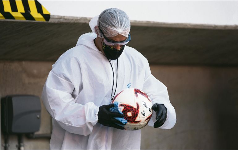 EN PIE. Pese a los protocolos de salubridad que debe seguir la competencia, los equipos del futbol mexicano no han dejado de registrar contagios. IMAGO7