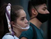 Las medias caretas lo que hacen es impedir la expulsión de saliva y que al otro no le caiga, pero no te proteges a ti. EL INFORMADOR / F. Atilano