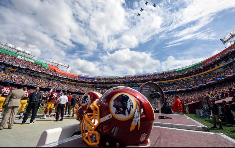 El equipo no tendrá ningún cambio en su esquema de color, por lo que seguirá utilizando el burdeos y el oro, mientras que el logotipo del casco será reemplazado por el número de cada jugador. AP / ARCHIVO