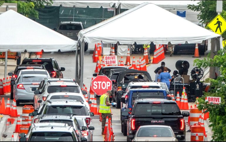 Una toma de muestras para pruebas de coronavirus en Miami Beach. El pronunciado aumento de casos se ha traducido en filas kilométricas en los centros donde se hacen los tests. EFE/C. Herrera-Ulashkevich
