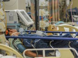 Si el paciente requiere atención en unidad de cuidados médicos intensivos, el costo promedio es de 920 mil pesos. EFE/ARCHIVO