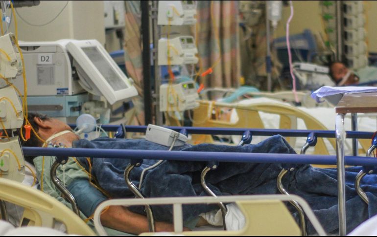 Si el paciente requiere atención en unidad de cuidados médicos intensivos, el costo promedio es de 920 mil pesos. EFE/ARCHIVO