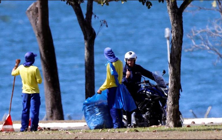 El mandatario, de 65 años, aparece en una de las imágenes sin casco ni máscara conversando con un barrendero. TWITTER/@AndreteleSUR