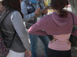 Los inspectores genuinos deben identificarse con gafetes que contienen sus datos, un código QR que puede escanearse por el celular y el holograma de autenticidad. EL INFORMADOR/F. Atilano