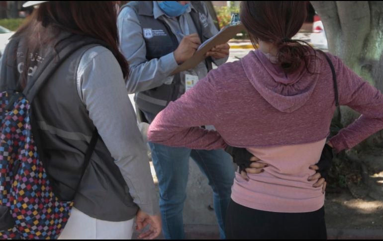 Los inspectores genuinos deben identificarse con gafetes que contienen sus datos, un código QR que puede escanearse por el celular y el holograma de autenticidad. EL INFORMADOR/F. Atilano