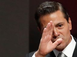 El jefe del Ejecutivo recuerda que como opositor presentó una queja por el rebase de topes de gastos de campaña del entonces candidato presidencial del PRI, empero el INE determinó que no había delito. AP / ARCHIVO