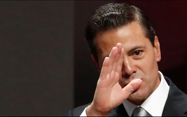 El jefe del Ejecutivo recuerda que como opositor presentó una queja por el rebase de topes de gastos de campaña del entonces candidato presidencial del PRI, empero el INE determinó que no había delito. AP / ARCHIVO