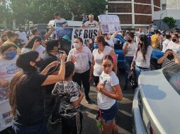 Los asistentes exigieron la presencia del gobernador para que escuchara sus demandas. EL INFORMADOR