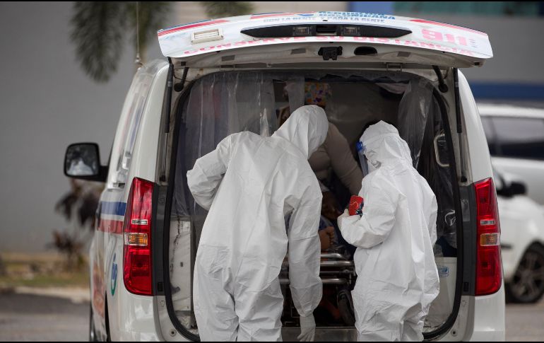 Entre los pacientes hospitalizados hay 104 en condición muy grave. EFE/O. Barría