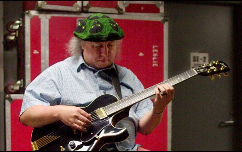 Nacido en el barrio londinense de Bethnal Green, fundó el grupo, que dejaría en 1970, con el batería Mick Fleetwood, el guitarrista Jeremy Spencer y el bajista John McVic. AP / ARCHIVO