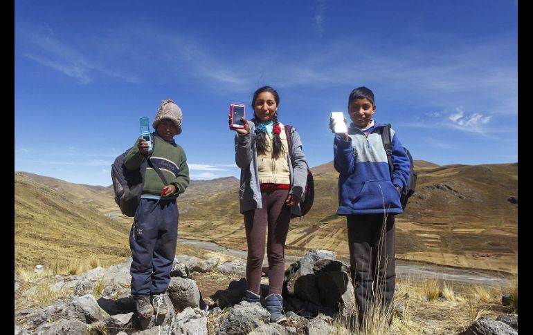 En la alejada comunidad de Conaviri, la señal de telecomunicaciones sólo se capta en la cima de un cerro cercano. AFP/C. Mamani