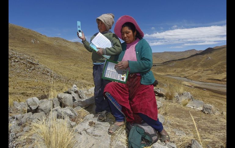 En la alejada comunidad de Conaviri, la señal de telecomunicaciones sólo se capta en la cima de un cerro cercano. AFP/C. Mamani