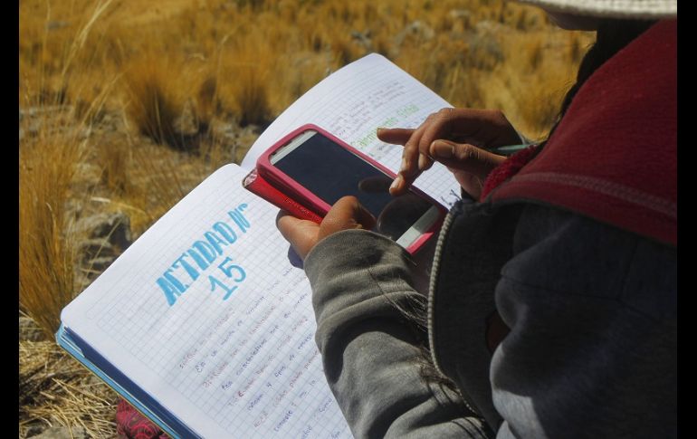 En la alejada comunidad de Conaviri, la señal de telecomunicaciones sólo se capta en la cima de un cerro cercano. AFP/C. Mamani