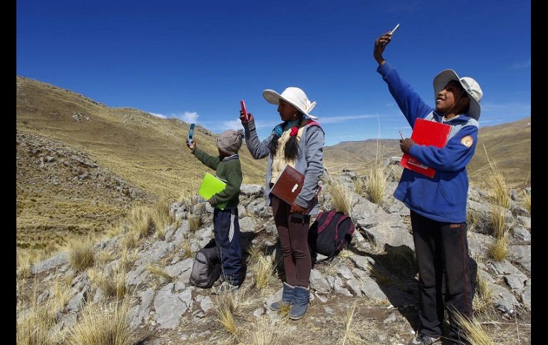 En la alejada comunidad de Conaviri, la señal de telecomunicaciones sólo se capta en la cima de un cerro cercano. AFP/C. Mamani