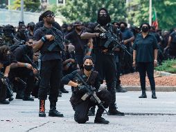 Alto poder. Miembros del grupo NFAC se manifiestan armados en Louisville por la muerte de una ciudadana afroestadounidense a manos de la Policía. AFP