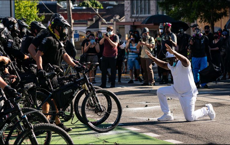 La manifestaciones comenzaron el sábado de manera pacífica con música y cantos de la multitud. AFP / D. Ryder