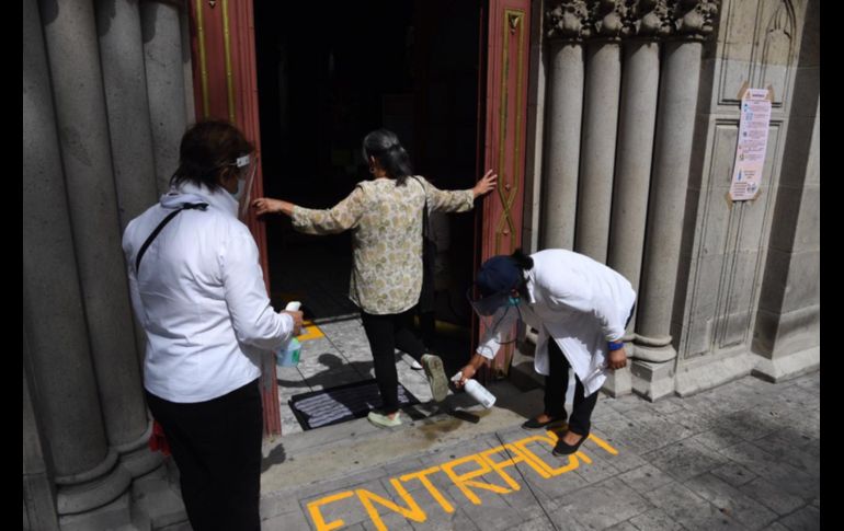 Fieles en el templo Nuestra Señora del Rosario tienen que pasar por un filtro sanitario. SUN/A. Martínez