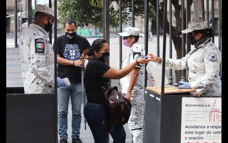 Un control sanitario en la Catedral Metropolitana. EFE/J. Pazos