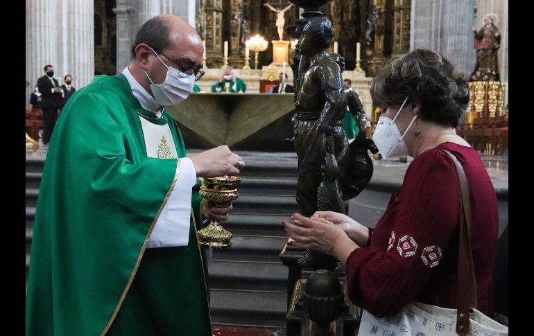 La comunión se da en la mano en lugar de la boca. EFE/J. Pazos