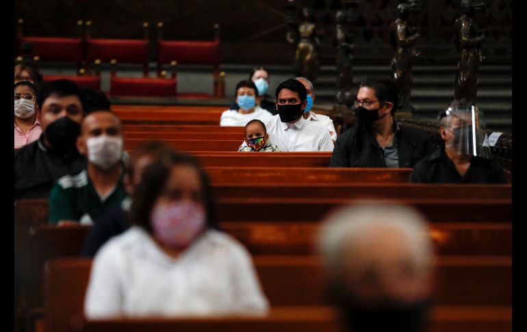 Cubrebocas y distancia física son las medidas de la nueva normalidad en los templos. AP/R. Blackwell