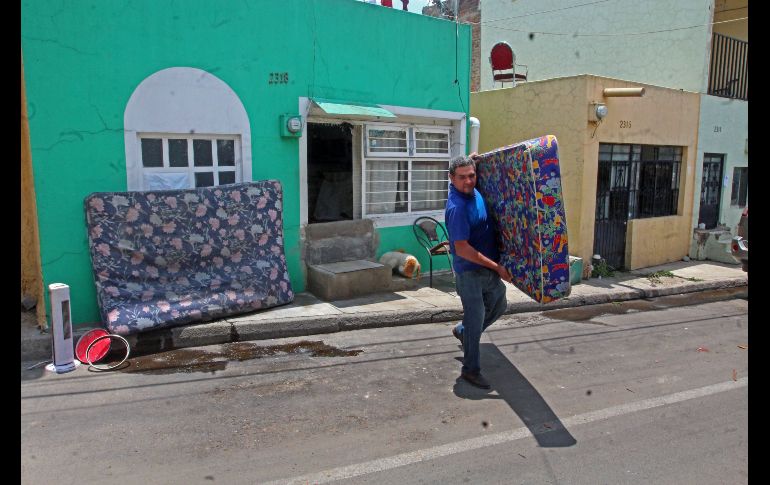 Tras la inundación del sábada, Juan Pablo continúa hoy las labores para limpiar y que artículos acaben de secar en su vivienda en El Dean. EL INFORMADOR/A. Camacho