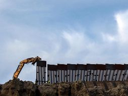 En varios puntos de la frontera entre Estados Unidos y México se realizan labores para reforzamiento de tramos o nuevas barreras. AFP/ARCHIVO