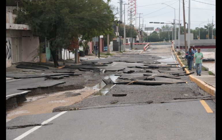 Daños en una calle en Monterrey. EFE/A. Landa