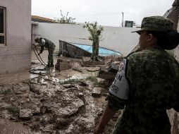 Agentes de la Guardia Nacional trabajan este lunes en la limpieza de viviendas que se vieron afectadas por el desbordamiento de arroyos en Saltillo. EFE/M. Sierra