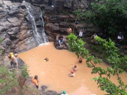 Elementos del equipo de rescate acuático realizaron la recuperación del cuerpo en el sitio. ESPECIAL