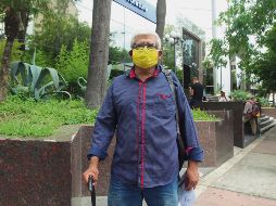 RETIRO. Al igual que decenas de jaliscienses, David Torres, quien está desempleado, acudió ayer a las oficinas de su Afore, ubicadas en Avenida Chapultepec, para tramitar un retiro parcial de recursos de su cuenta individual. EL INFORMADOR • A. Camacho