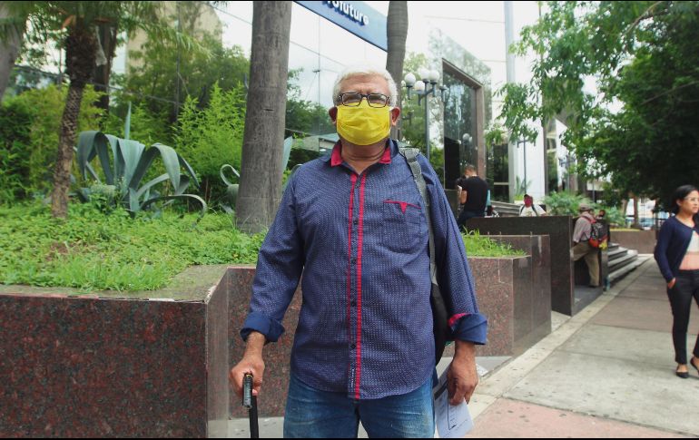RETIRO. Al igual que decenas de jaliscienses, David Torres, quien está desempleado, acudió ayer a las oficinas de su Afore, ubicadas en Avenida Chapultepec, para tramitar un retiro parcial de recursos de su cuenta individual. EL INFORMADOR • A. Camacho