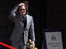 Decenas de admiradores de hicieron la fila desde temprano con la esperanza de poder ver a Johnny y entregarle flores o peluches. AFP / N. Halle´n