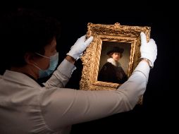 El cuadro, de 15 por 20 centímetros, firmado y fechado en 1632 por el gran maestro flamenco, lo representa a lo 26 años vestido de ceremonial, de negro, con sombrero de fieltro y cuello blanco de encaje. EFE / ARCHIVO