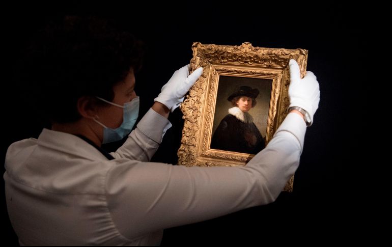 El cuadro, de 15 por 20 centímetros, firmado y fechado en 1632 por el gran maestro flamenco, lo representa a lo 26 años vestido de ceremonial, de negro, con sombrero de fieltro y cuello blanco de encaje. EFE / ARCHIVO