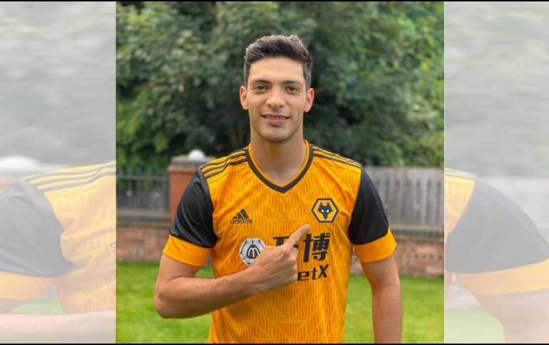 Sin importar los rumores, Jiménez ya se vistió con la nueva camiseta de los Wolves, con mangas en negro como la innovación en la vestimenta. TWITTER / @Wolves